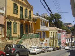 What are the best neighborhoods to explore in Valparaíso